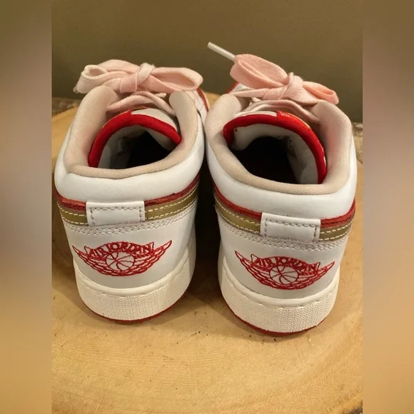 New In Box Size 4 Grade School Air Jordan‎ 1 Low SE “Spades” White/Metallic Gold